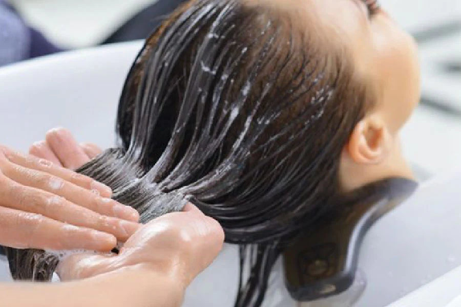 **Winter hair care essentials: Deep conditioning is the answer!** ❄️💆♀️